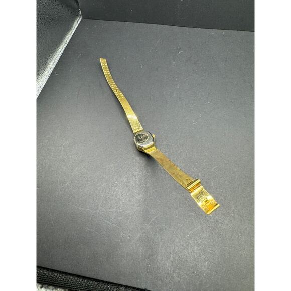 Waltham Womens Gold Tone w/ Rhinestone Watch Black Dial Bling Heart Band SR527SW